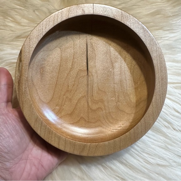 Handcrafted sugar maple shallow bowl - Picture 7 of 8
